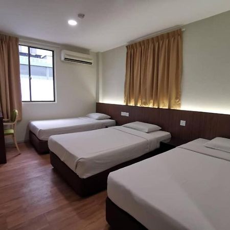 Hotel Holiday Kota Kinabalu Buitenkant foto