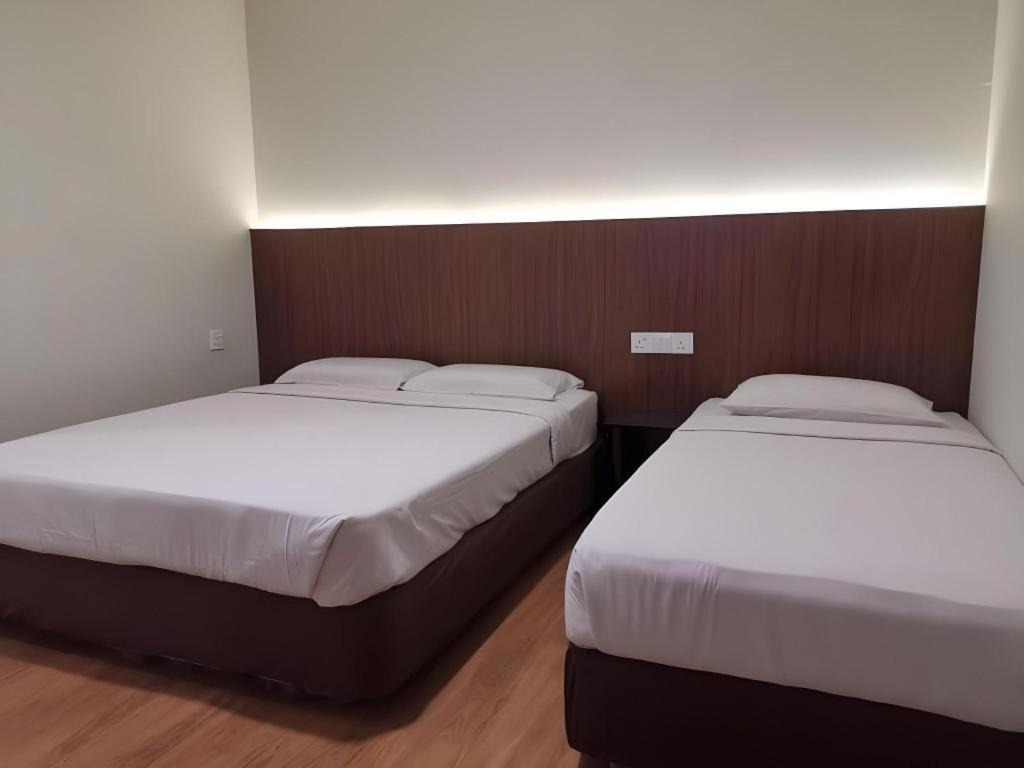 Hotel Holiday Kota Kinabalu Buitenkant foto