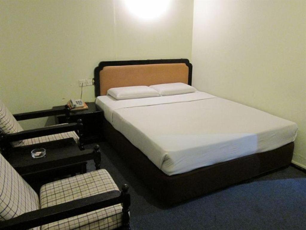 Hotel Holiday Kota Kinabalu Buitenkant foto