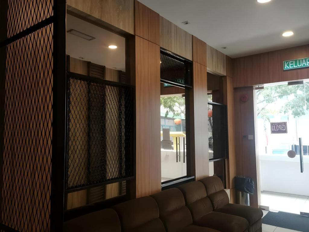 Hotel Holiday Kota Kinabalu Buitenkant foto