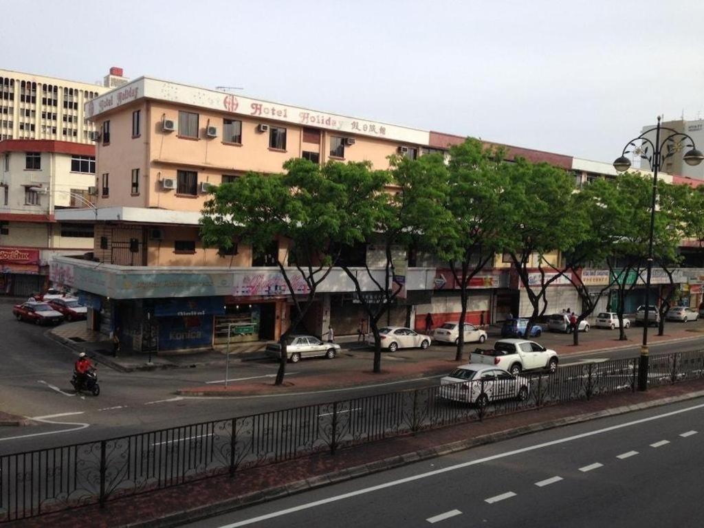 Hotel Holiday Kota Kinabalu Buitenkant foto