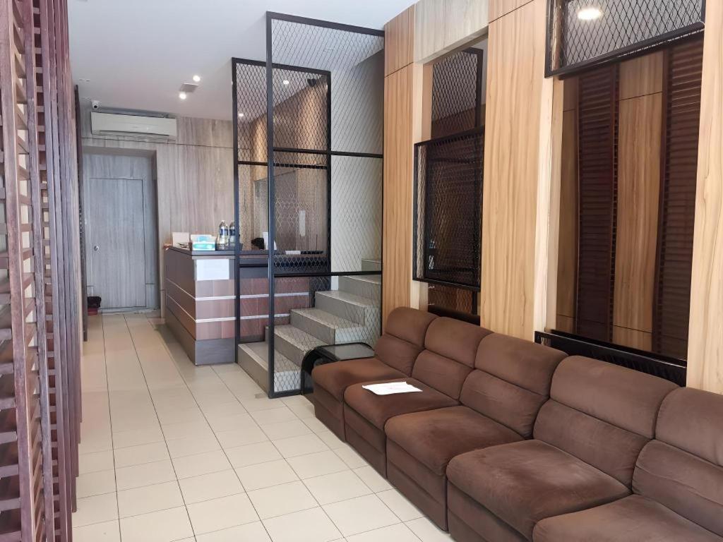 Hotel Holiday Kota Kinabalu Buitenkant foto