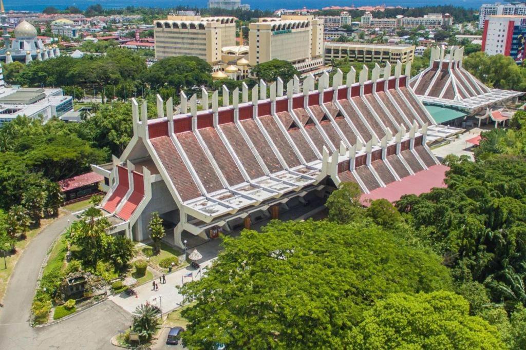 Hotel Holiday Kota Kinabalu Buitenkant foto