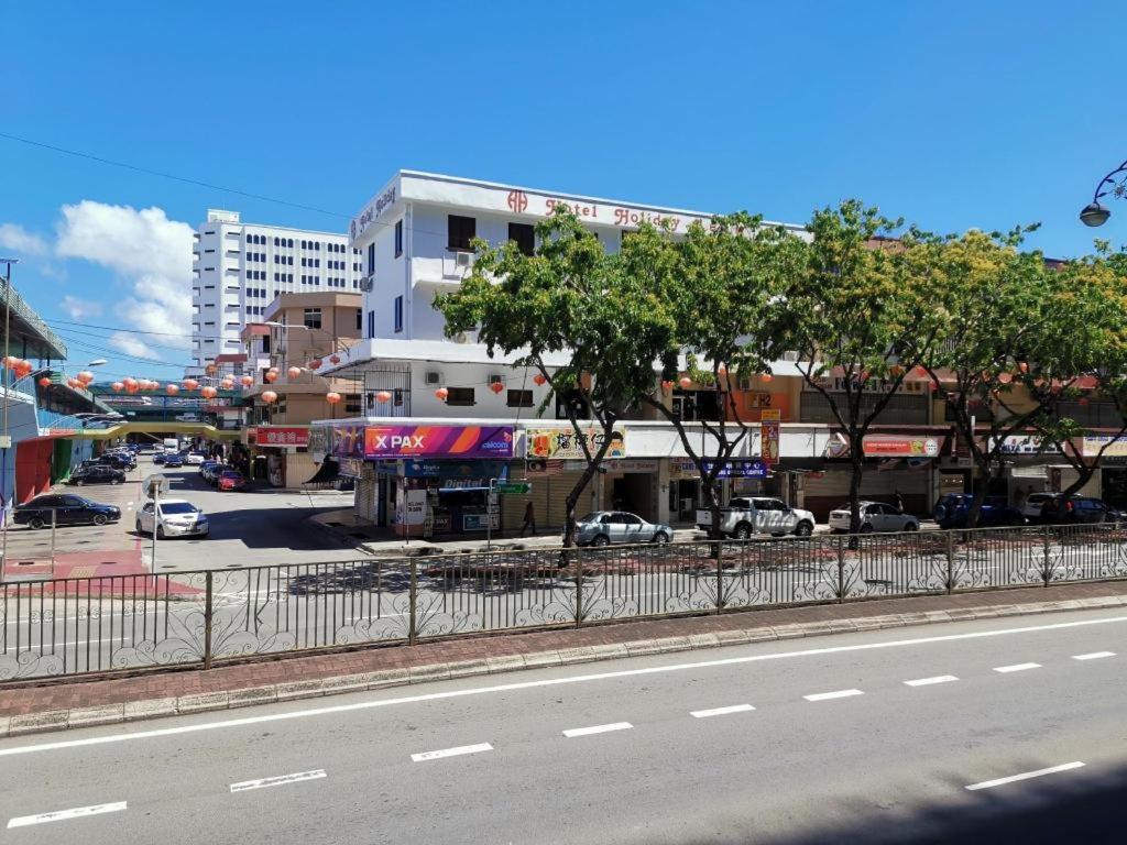 Hotel Holiday Kota Kinabalu Buitenkant foto