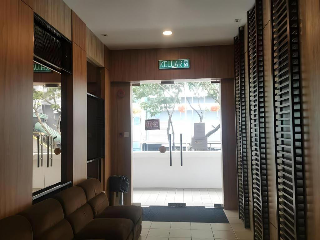 Hotel Holiday Kota Kinabalu Buitenkant foto